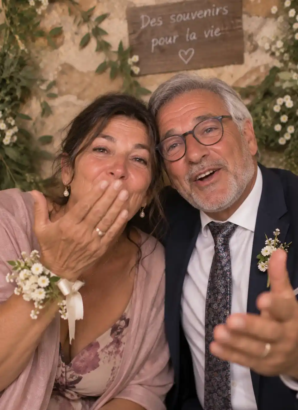 Parents des mariés laissant ensemble un message émouvant face à la caméra