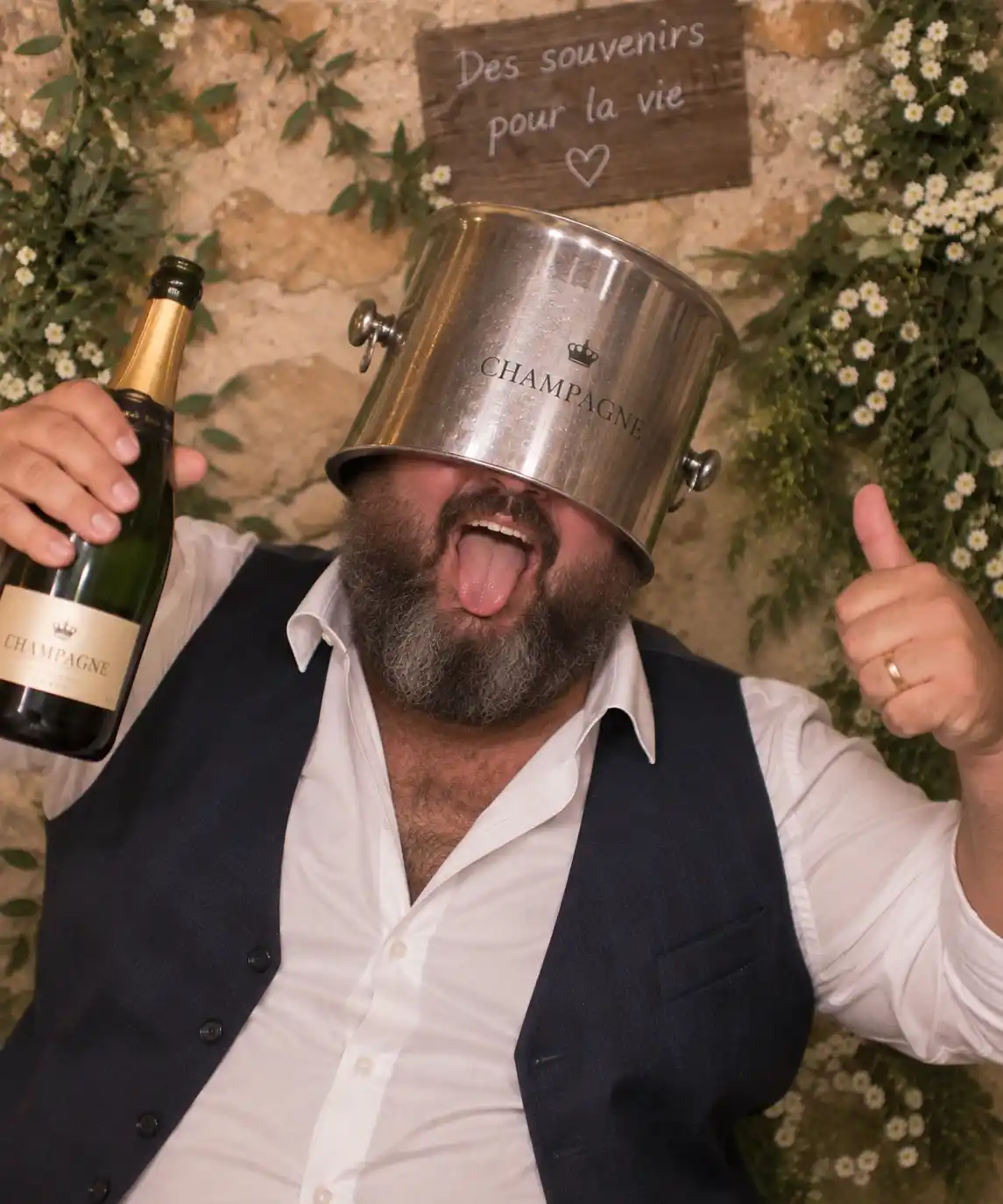 Invité barbu coiffé d’un seau à champagne laissant un message humoristique face à la caméra